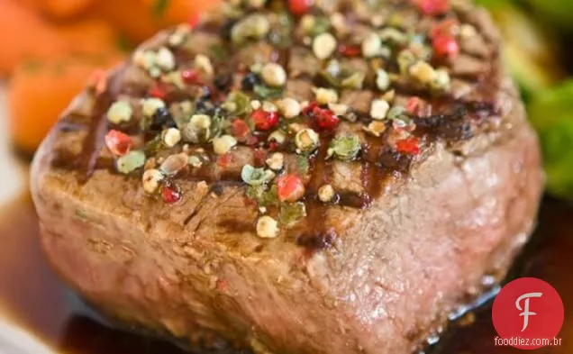 Mignon De Filé Com Crosta De Pimenta Com Molho De Vinho Tinto Balsâmico