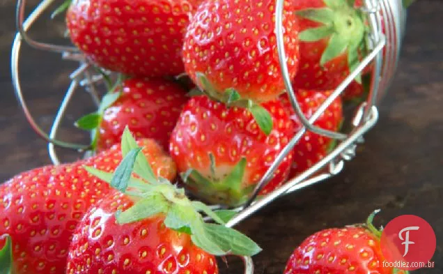 Geléia De Morango Com Pimenta Rosa E Creme De Mel Com Infusão De Tomilho