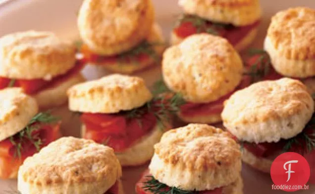 Queijo De Cabra E Biscoitos De Pimenta Preta Com Salmão Defumado E Endro