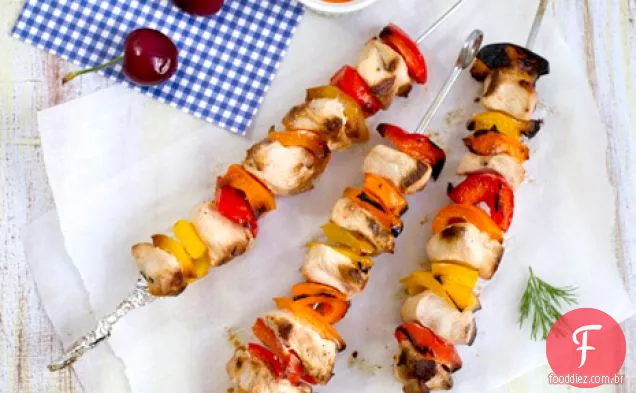 Kebabs De Frango Grelhado Com Molho De Pimenta Assada