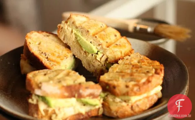 Sanduíches De Atum Grelhado Com Queijo E Abacate