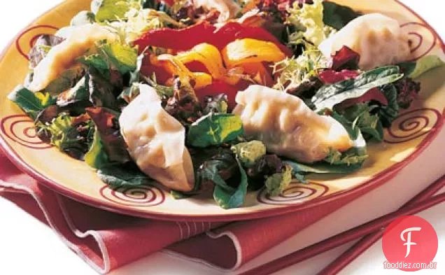 Potsticker e salada de pimenta assada