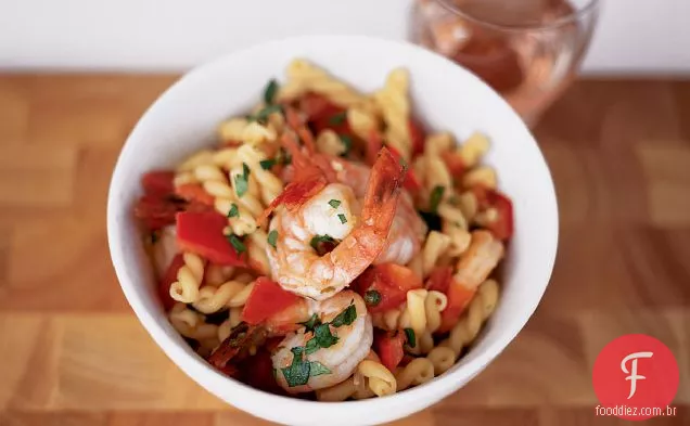 Gemelli com camarão e pimenta verde