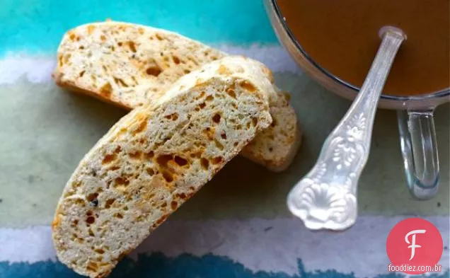 Cheddar Pimenta Preta Biscotti