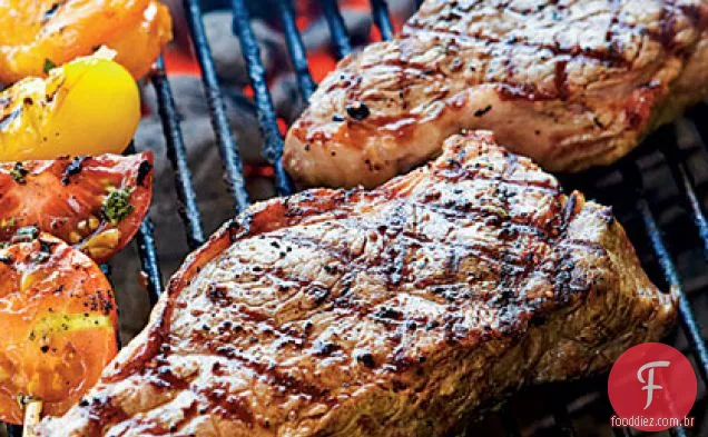 Bifes de tira com crosta de pimenta com manteiga temperada