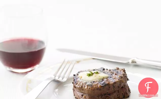 Lombo de carne apimentado com alho assado-manteiga de ervas