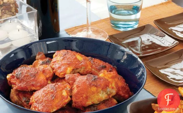 Coxas de frango com molho picante de tomate e pimenta