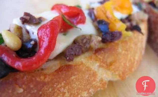 Pimenta Assada, Azeitona E Brie Bruschetta