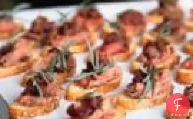 Lombo De Carne Apimentado Crostini Com Cebola Caramelizada