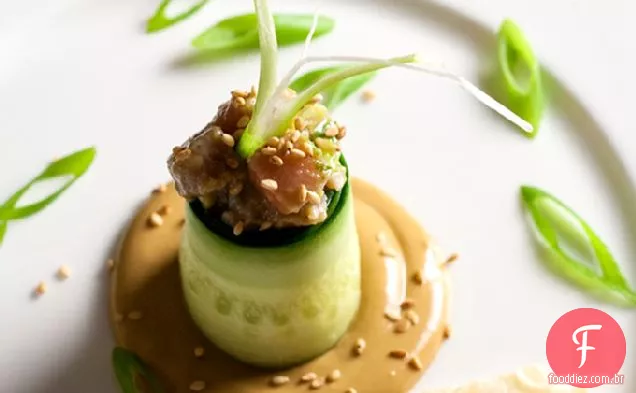 Tartare De Atum Com Molho Preto E Azul