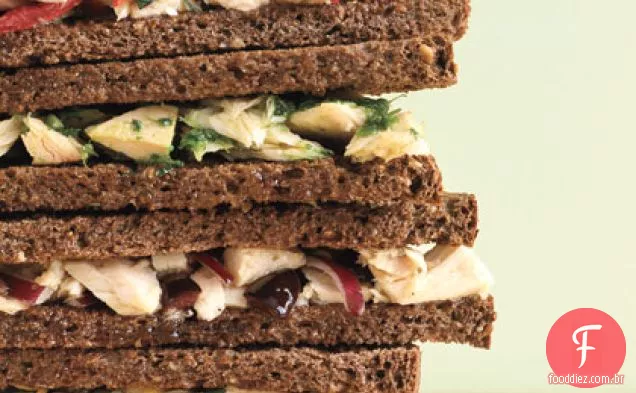 Sanduíche de Atum com cebola vermelha e azeitona Kalamata