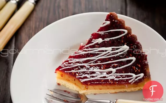 Torta De Framboesa De Limão Com Chuvisco De Chocolate Branco