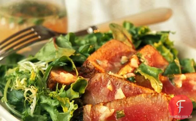 Atum grelhado em verduras misturadas com vinagrete de coentro e limão