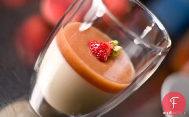 Iogurte De Mel Panna Cotta Com Purê De Pêssego Branco
