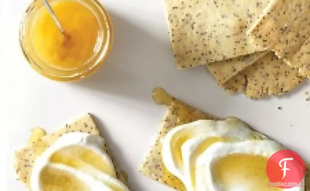 Biscoitos de amêndoa e papoula com queijo Cottage e mel