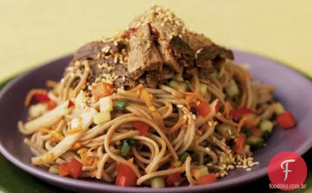 Salada de macarrão Soba com Atum Grelhado