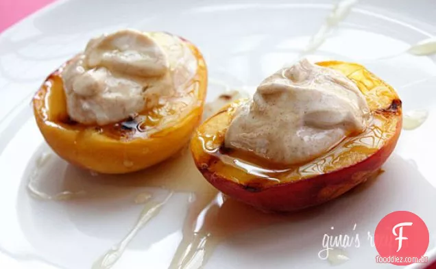 Pêssegos Grelhados Com Mel E Iogurte
