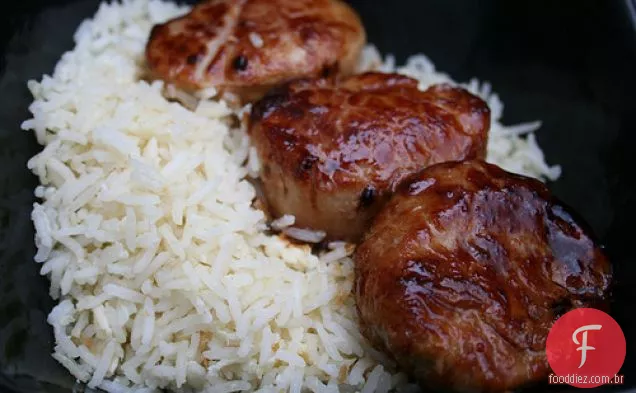 Medalhões De Porco De Soja, Mel E Pimenta Schezuan Com Arroz Frito Com Ovo