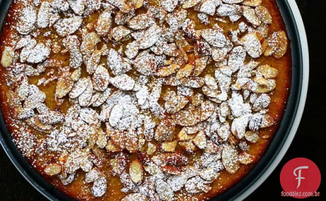 Bolo de amêndoa com compota de morango e ruibarbo