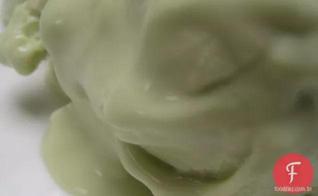 Iogurte congelado de abacate com mel e baunilha