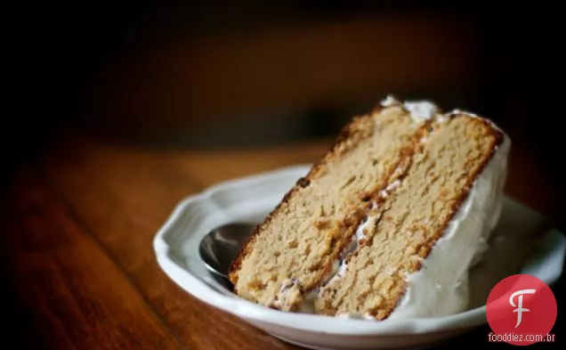 a: bolo de farinha de coco com cobertura de coco