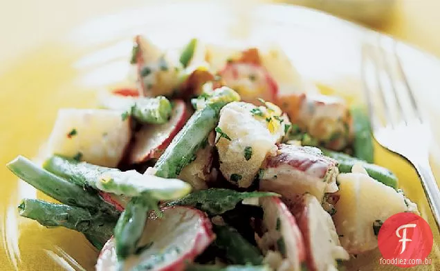 Salada de batata com molho de mel e leitelho