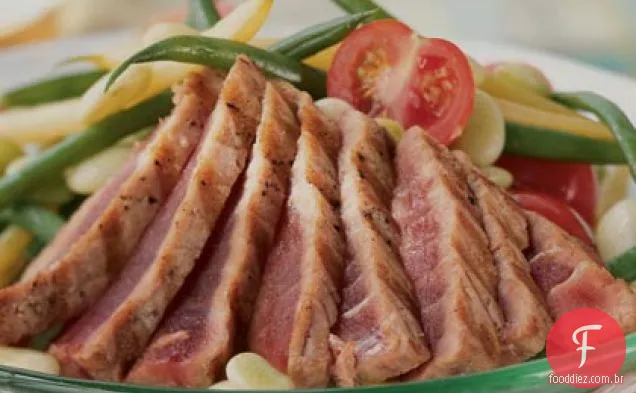 Salada de Verão de Atum Grelhado, feijão e tomate