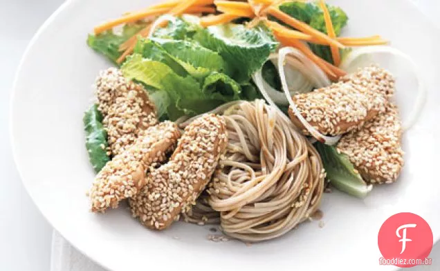 Frango com gergelim e macarrão Soba