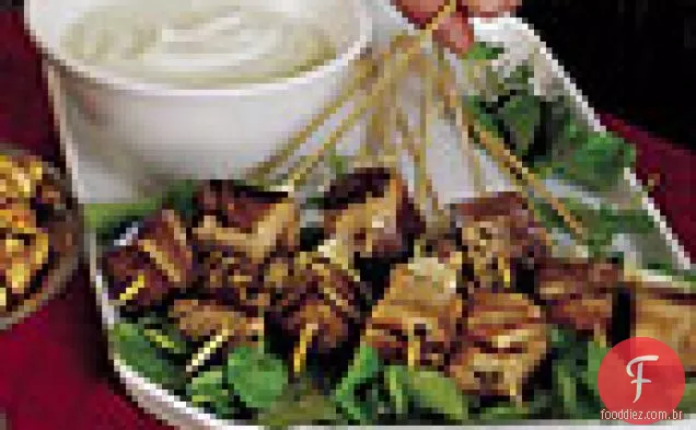 Espetos de atum salpicados com maionese de Wasabi