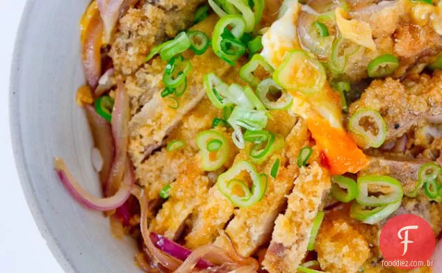 Katsudon (tigela de arroz com costeleta de porco)