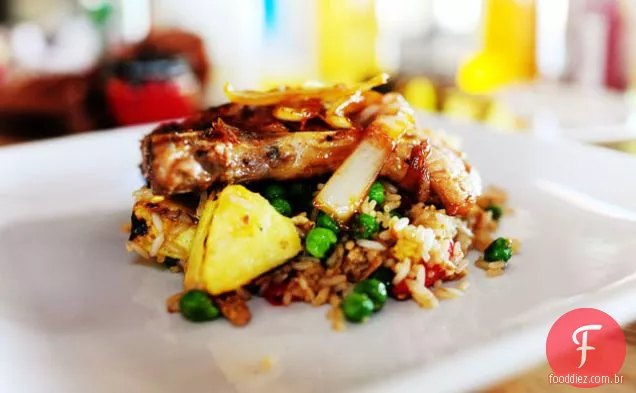 Costeletas de porco com abacaxi arroz frito