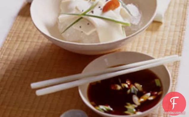 Salada Fria De Tofu Com Molho De Molho De Gengibre De Soja