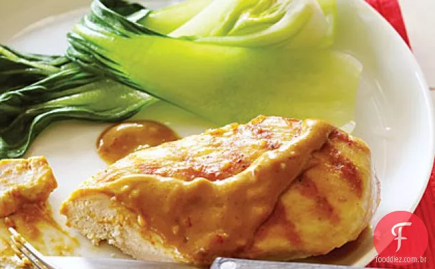 Frango grelhado com molho de amendoim