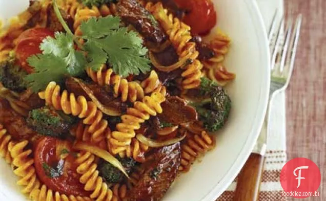 Carne com tomate, macarrão e molho de pimenta