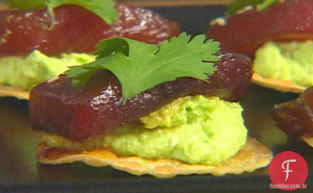 Atum cru marinado com purê de Edamame e batatas fritas Wonton