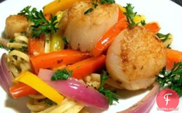 Pan Vieiras Grelhadas Com Pimenta E Cebola Em Óleo De Anchova