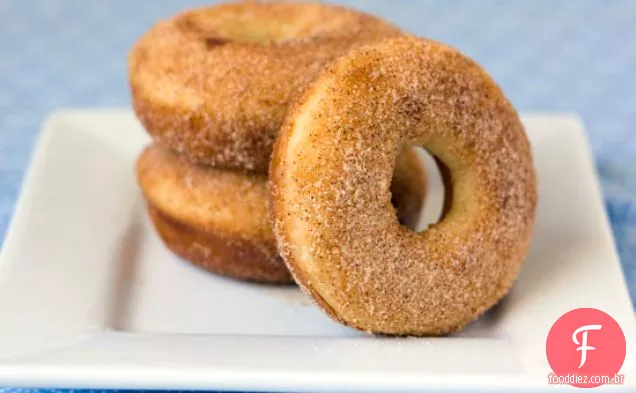 Donuts De Açúcar De Canela De Bordo