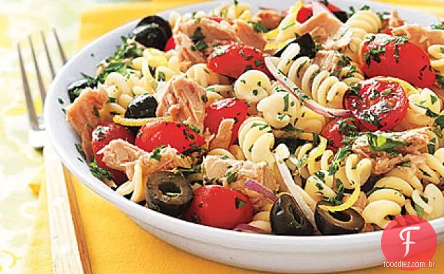 Salada de macarrão com atum, azeitonas e salsa