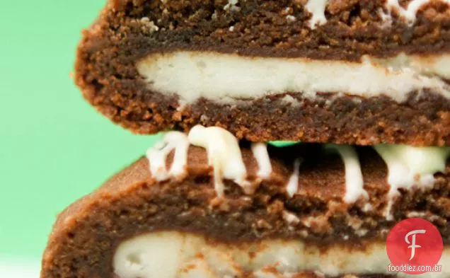 Biscoitos De Chocolate Duplo Com Uma Surpresa De Patty De Hortelã-Pimenta