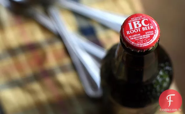 Bolo Do Flutuador Da Cerveja Da Raiz
