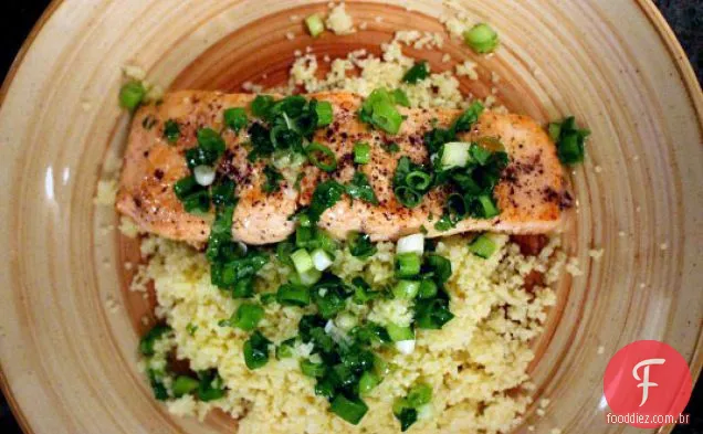 Salmão Rápido E Cuscuz Com Vinagrete De Coentro
