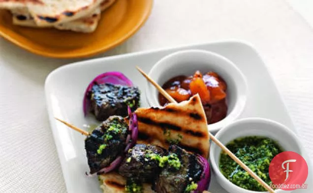Kebabs de carne ao estilo indiano com molho de coentro
