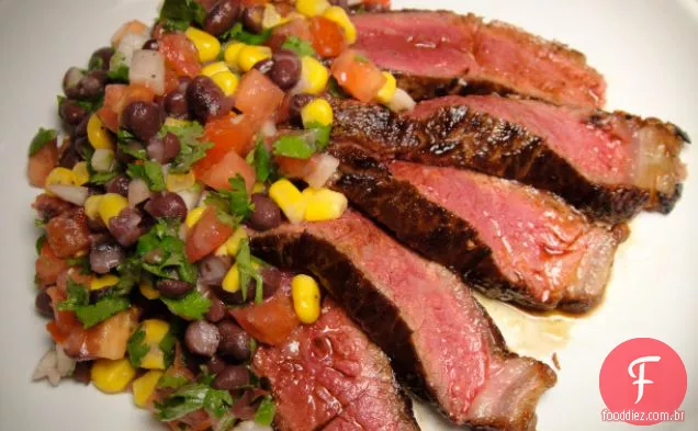 Cozinhe o livro: bife de tira com feijão preto, Milho e coentro