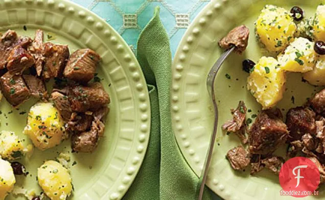 Carne de porco assada marinada com batatas de coentro