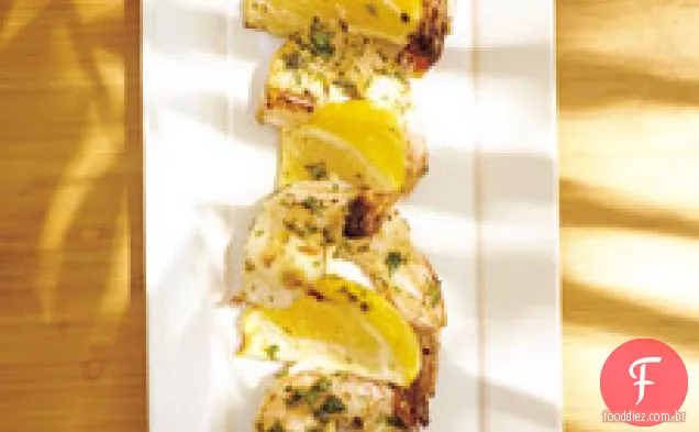 Kebabs De Camarão Com Rodelas De Limão E Coentro