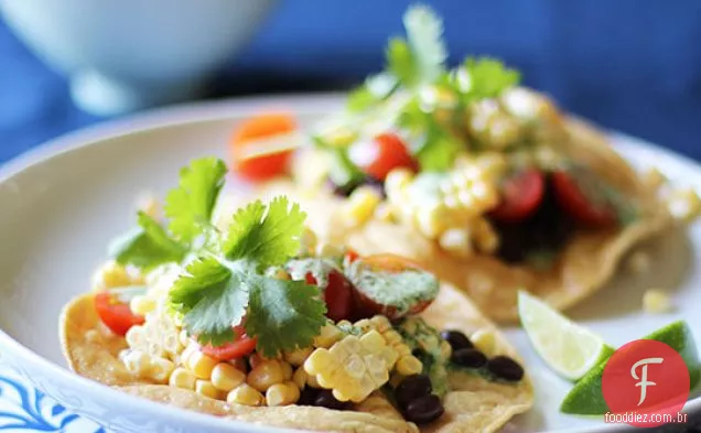 Milho, Tomate E Tostadas De Feijão Preto Com Dressin Cremoso De Coentro