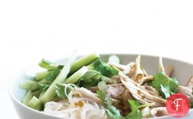Salada Asiática De Macarrão Com Frango E Coentro
