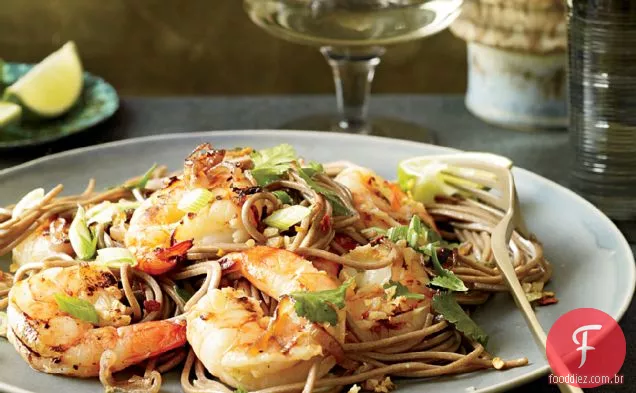 Macarrão Soba com camarão grelhado e coentro
