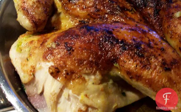 Spice Esfregou Frango Sob Um Tijolo Com Limão, Hortelã E Coentro