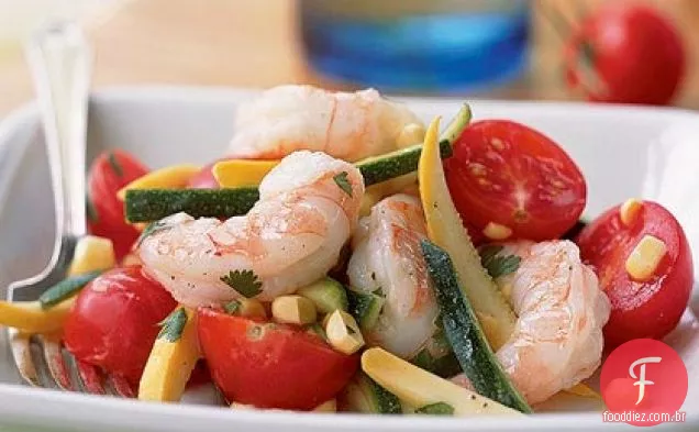 Salada de camarão de verão com coentro